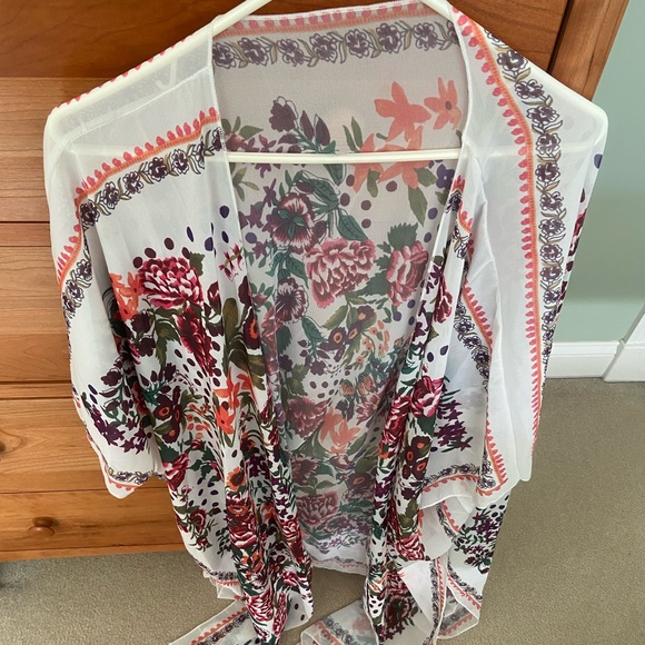 Light-weight Floral Open Kimono - Picture 2 of 11
